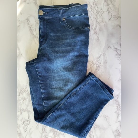 1822 Denim Stretch Capri Pant - Picture 1 of 11